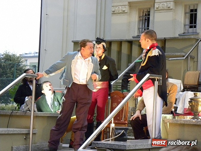 Zdjęcie w galerii na portalu naszraciborz.pl: Z czego się śmiejecie? Z samych siebie się śmiejecie - Rewizor Gogola w książnicy wiadomości z regionu