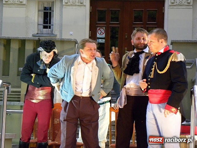 Zdjęcie w galerii na portalu naszraciborz.pl: Z czego się śmiejecie? Z samych siebie się śmiejecie - Rewizor Gogola w książnicy wiadomości z regionu