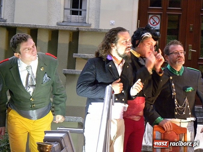 Zdjęcie w galerii na portalu naszraciborz.pl: Z czego się śmiejecie? Z samych siebie się śmiejecie - Rewizor Gogola w książnicy wiadomości z regionu