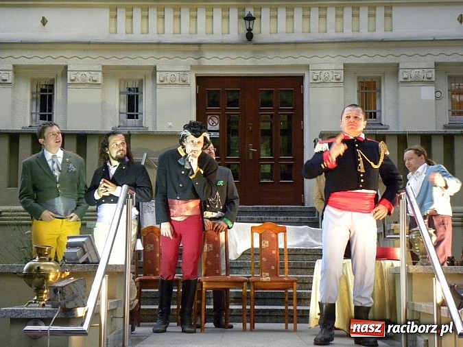 Zdjęcie w galerii na portalu naszraciborz.pl: Z czego się śmiejecie? Z samych siebie się śmiejecie - Rewizor Gogola w książnicy wiadomości z regionu