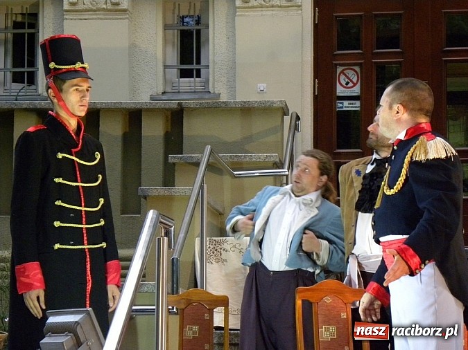 Zdjęcie w galerii na portalu naszraciborz.pl: Z czego się śmiejecie? Z samych siebie się śmiejecie - Rewizor Gogola w książnicy wiadomości z regionu