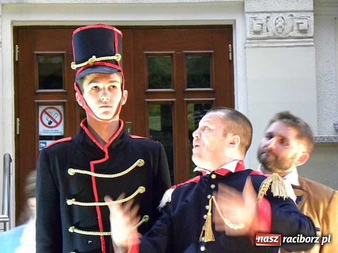 Zdjęcie w galerii na portalu naszraciborz.pl: Z czego się śmiejecie? Z samych siebie się śmiejecie - Rewizor Gogola w książnicy wiadomości z regionu