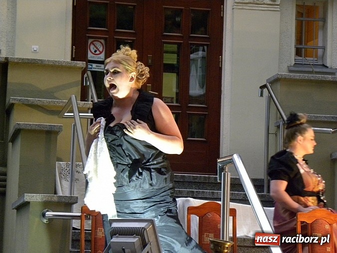 Zdjęcie w galerii na portalu naszraciborz.pl: Z czego się śmiejecie? Z samych siebie się śmiejecie - Rewizor Gogola w książnicy wiadomości z regionu