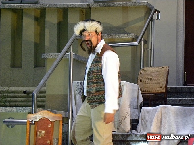 Zdjęcie w galerii na portalu naszraciborz.pl: Z czego się śmiejecie? Z samych siebie się śmiejecie - Rewizor Gogola w książnicy wiadomości z regionu