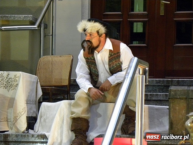 Zdjęcie w galerii na portalu naszraciborz.pl: Z czego się śmiejecie? Z samych siebie się śmiejecie - Rewizor Gogola w książnicy wiadomości z regionu