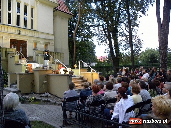 Zdjęcie w galerii na portalu naszraciborz.pl: Z czego się śmiejecie? Z samych siebie się śmiejecie - Rewizor Gogola w książnicy wiadomości z regionu