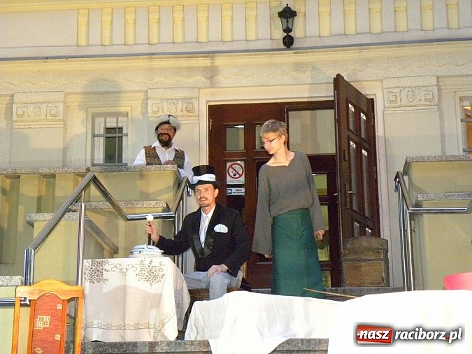 Zdjęcie w galerii na portalu naszraciborz.pl: Z czego się śmiejecie? Z samych siebie się śmiejecie - Rewizor Gogola w książnicy wiadomości z regionu