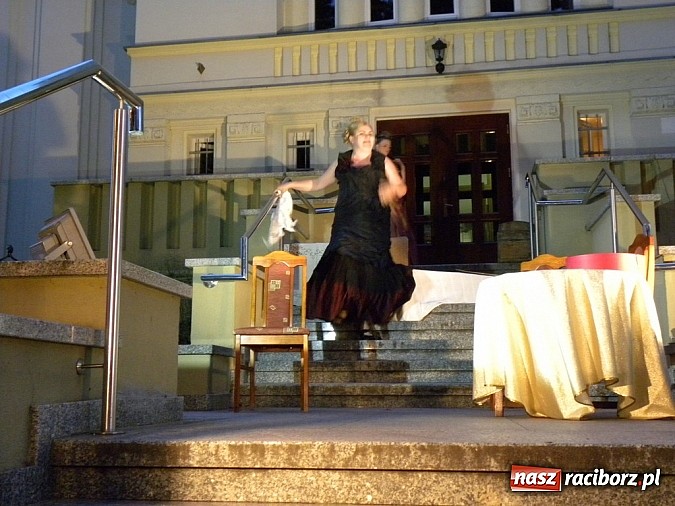 Zdjęcie w galerii na portalu naszraciborz.pl: Z czego się śmiejecie? Z samych siebie się śmiejecie - Rewizor Gogola w książnicy wiadomości z regionu