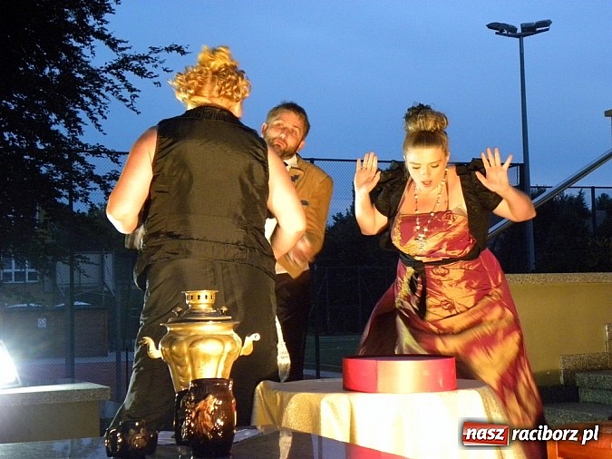 Zdjęcie w galerii na portalu naszraciborz.pl: Z czego się śmiejecie? Z samych siebie się śmiejecie - Rewizor Gogola w książnicy wiadomości z regionu