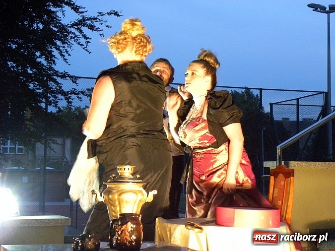 Zdjęcie w galerii na portalu naszraciborz.pl: Z czego się śmiejecie? Z samych siebie się śmiejecie - Rewizor Gogola w książnicy wiadomości z regionu