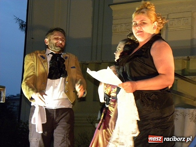 Zdjęcie w galerii na portalu naszraciborz.pl: Z czego się śmiejecie? Z samych siebie się śmiejecie - Rewizor Gogola w książnicy wiadomości z regionu