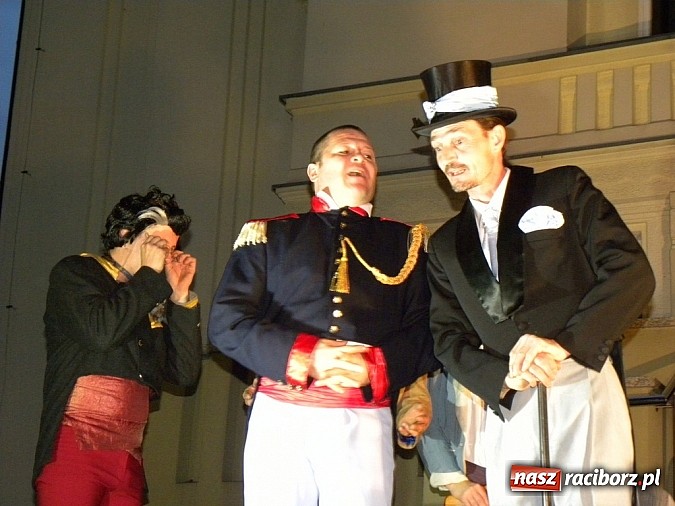 Zdjęcie w galerii na portalu naszraciborz.pl: Z czego się śmiejecie? Z samych siebie się śmiejecie - Rewizor Gogola w książnicy wiadomości z regionu