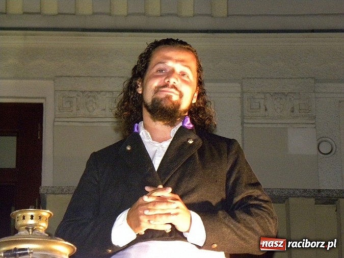 Zdjęcie w galerii na portalu naszraciborz.pl: Z czego się śmiejecie? Z samych siebie się śmiejecie - Rewizor Gogola w książnicy wiadomości z regionu