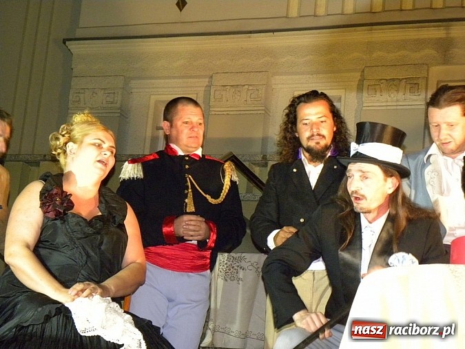 Zdjęcie w galerii na portalu naszraciborz.pl: Z czego się śmiejecie? Z samych siebie się śmiejecie - Rewizor Gogola w książnicy wiadomości z regionu