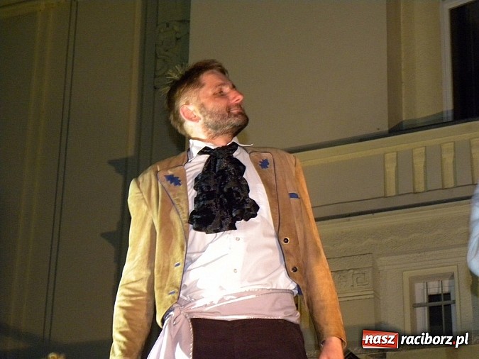 Zdjęcie w galerii na portalu naszraciborz.pl: Z czego się śmiejecie? Z samych siebie się śmiejecie - Rewizor Gogola w książnicy wiadomości z regionu