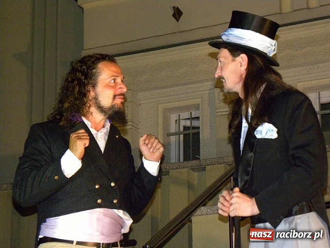 Zdjęcie w galerii na portalu naszraciborz.pl: Z czego się śmiejecie? Z samych siebie się śmiejecie - Rewizor Gogola w książnicy wiadomości z regionu