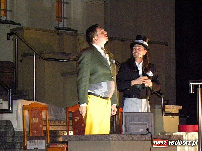 Zdjęcie w galerii na portalu naszraciborz.pl: Z czego się śmiejecie? Z samych siebie się śmiejecie - Rewizor Gogola w książnicy wiadomości z regionu