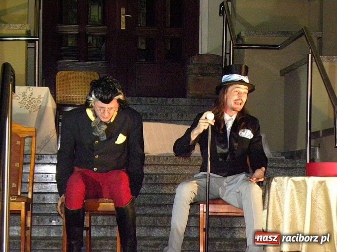 Zdjęcie w galerii na portalu naszraciborz.pl: Z czego się śmiejecie? Z samych siebie się śmiejecie - Rewizor Gogola w książnicy wiadomości z regionu