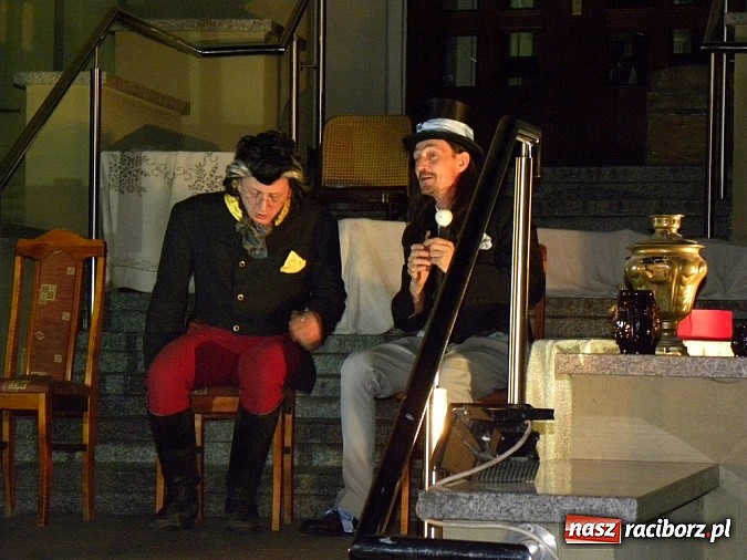 Zdjęcie w galerii na portalu naszraciborz.pl: Z czego się śmiejecie? Z samych siebie się śmiejecie - Rewizor Gogola w książnicy wiadomości z regionu