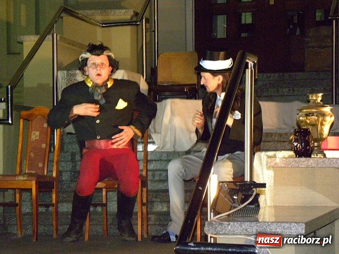 Zdjęcie w galerii na portalu naszraciborz.pl: Z czego się śmiejecie? Z samych siebie się śmiejecie - Rewizor Gogola w książnicy wiadomości z regionu