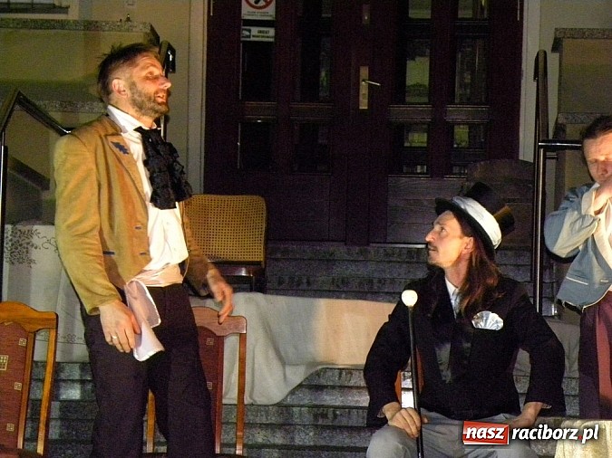 Zdjęcie w galerii na portalu naszraciborz.pl: Z czego się śmiejecie? Z samych siebie się śmiejecie - Rewizor Gogola w książnicy wiadomości z regionu