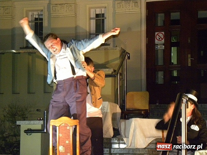 Zdjęcie w galerii na portalu naszraciborz.pl: Z czego się śmiejecie? Z samych siebie się śmiejecie - Rewizor Gogola w książnicy wiadomości z regionu