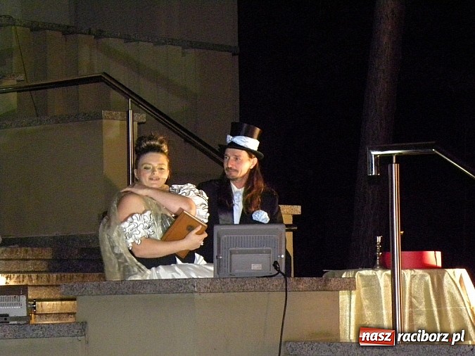 Zdjęcie w galerii na portalu naszraciborz.pl: Z czego się śmiejecie? Z samych siebie się śmiejecie - Rewizor Gogola w książnicy wiadomości z regionu