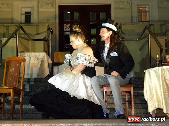 Zdjęcie w galerii na portalu naszraciborz.pl: Z czego się śmiejecie? Z samych siebie się śmiejecie - Rewizor Gogola w książnicy wiadomości z regionu