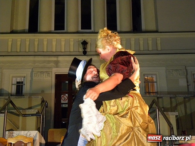 Zdjęcie w galerii na portalu naszraciborz.pl: Z czego się śmiejecie? Z samych siebie się śmiejecie - Rewizor Gogola w książnicy wiadomości z regionu