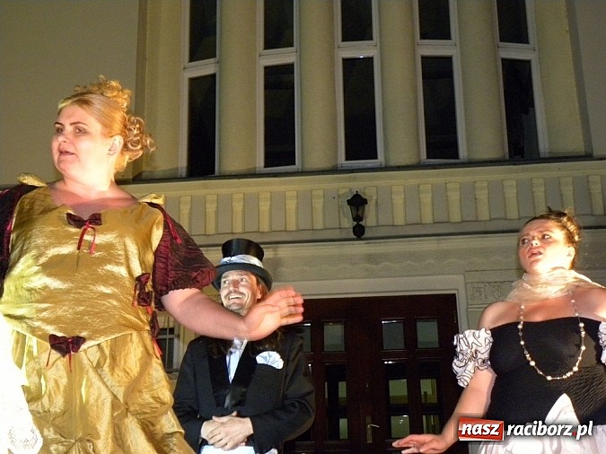 Zdjęcie w galerii na portalu naszraciborz.pl: Z czego się śmiejecie? Z samych siebie się śmiejecie - Rewizor Gogola w książnicy wiadomości z regionu