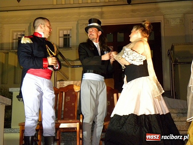 Zdjęcie w galerii na portalu naszraciborz.pl: Z czego się śmiejecie? Z samych siebie się śmiejecie - Rewizor Gogola w książnicy wiadomości z regionu