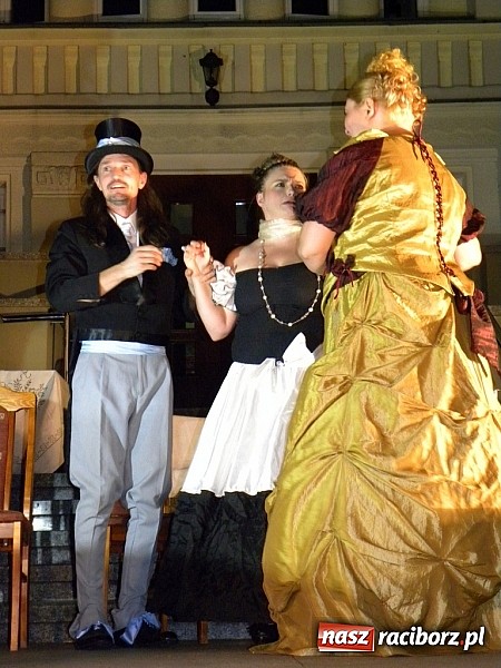 Zdjęcie w galerii na portalu naszraciborz.pl: Z czego się śmiejecie? Z samych siebie się śmiejecie - Rewizor Gogola w książnicy wiadomości z regionu