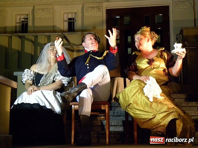 Zdjęcie w galerii na portalu naszraciborz.pl: Z czego się śmiejecie? Z samych siebie się śmiejecie - Rewizor Gogola w książnicy wiadomości z regionu