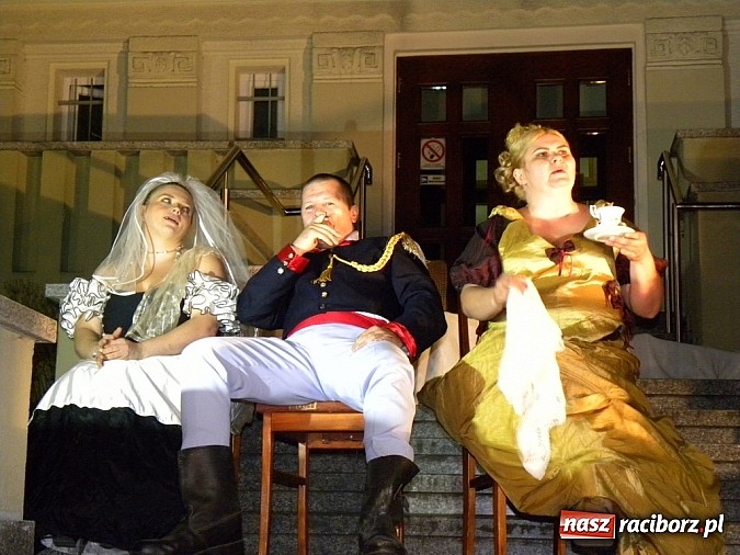 Zdjęcie w galerii na portalu naszraciborz.pl: Z czego się śmiejecie? Z samych siebie się śmiejecie - Rewizor Gogola w książnicy wiadomości z regionu