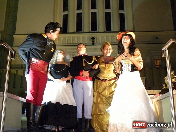 Zdjęcie w galerii na portalu naszraciborz.pl: Z czego się śmiejecie? Z samych siebie się śmiejecie - Rewizor Gogola w książnicy wiadomości z regionu