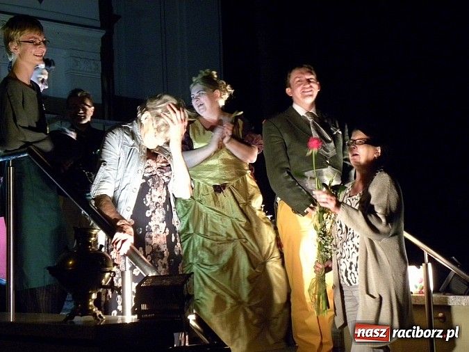 Zdjęcie w galerii na portalu naszraciborz.pl: Z czego się śmiejecie? Z samych siebie się śmiejecie - Rewizor Gogola w książnicy wiadomości z regionu