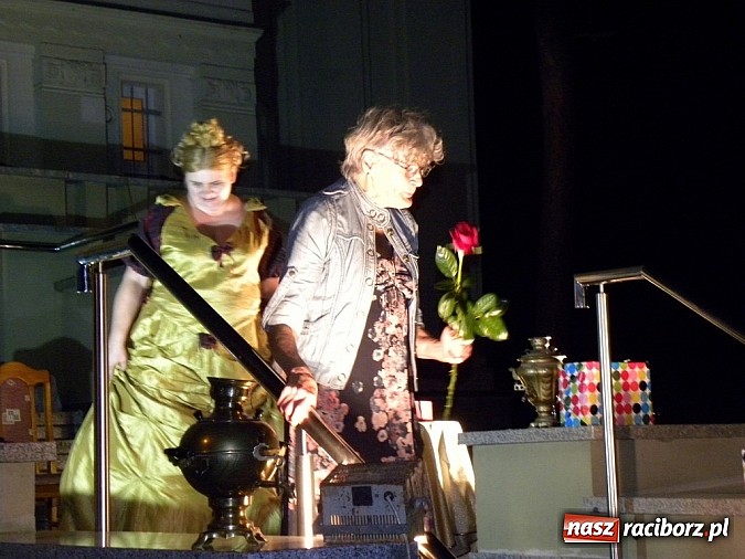 Zdjęcie w galerii na portalu naszraciborz.pl: Z czego się śmiejecie? Z samych siebie się śmiejecie - Rewizor Gogola w książnicy wiadomości z regionu