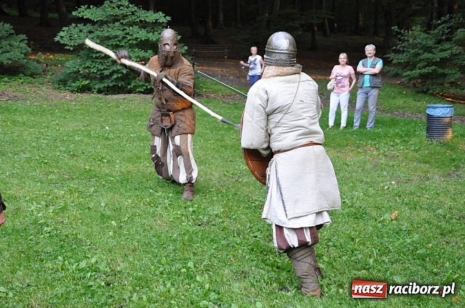 Zdjęcie w galerii na portalu naszraciborz.pl: Bitwa wojów zakończyła pierwszy dzień festiwalu średniowiecznego wiadomości z regionu