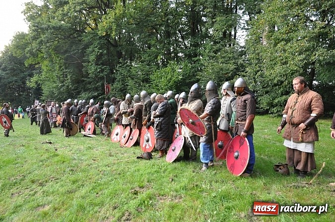 Zdjęcie w galerii na portalu naszraciborz.pl: Bitwa wojów zakończyła pierwszy dzień festiwalu średniowiecznego wiadomości z regionu