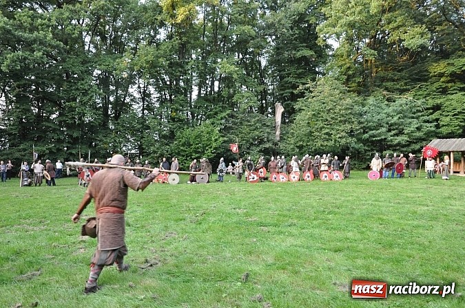 Zdjęcie w galerii na portalu naszraciborz.pl: Bitwa wojów zakończyła pierwszy dzień festiwalu średniowiecznego wiadomości z regionu