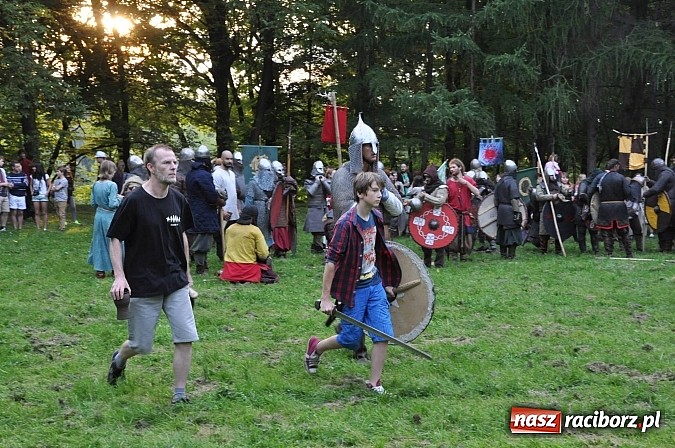 Zdjęcie w galerii na portalu naszraciborz.pl: Bitwa wojów zakończyła pierwszy dzień festiwalu średniowiecznego wiadomości z regionu