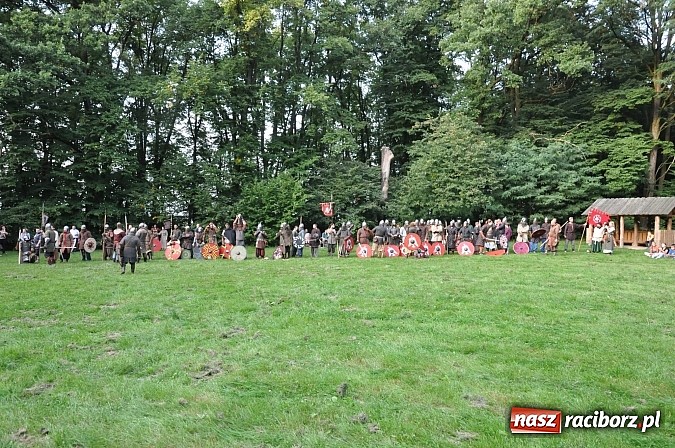 Zdjęcie w galerii na portalu naszraciborz.pl: Bitwa wojów zakończyła pierwszy dzień festiwalu średniowiecznego wiadomości z regionu