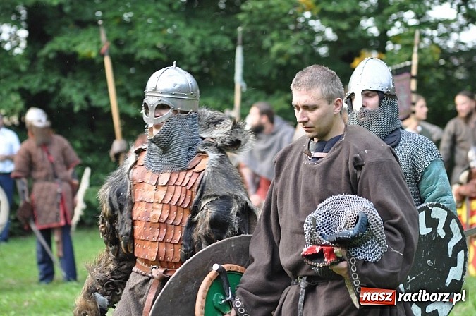 Zdjęcie w galerii na portalu naszraciborz.pl: Bitwa wojów zakończyła pierwszy dzień festiwalu średniowiecznego wiadomości z regionu
