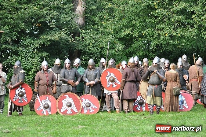 Zdjęcie w galerii na portalu naszraciborz.pl: Bitwa wojów zakończyła pierwszy dzień festiwalu średniowiecznego wiadomości z regionu