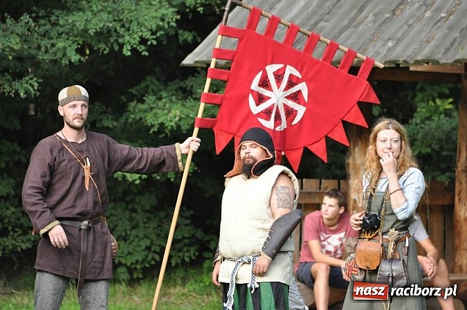 Zdjęcie w galerii na portalu naszraciborz.pl: Bitwa wojów zakończyła pierwszy dzień festiwalu średniowiecznego wiadomości z regionu