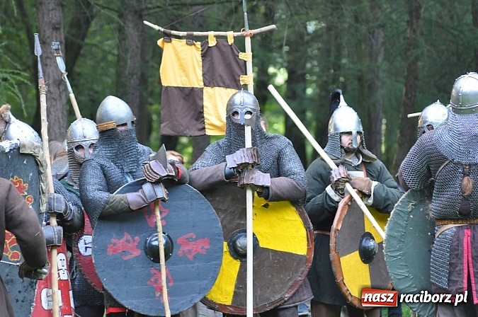 Zdjęcie w galerii na portalu naszraciborz.pl: Bitwa wojów zakończyła pierwszy dzień festiwalu średniowiecznego wiadomości z regionu