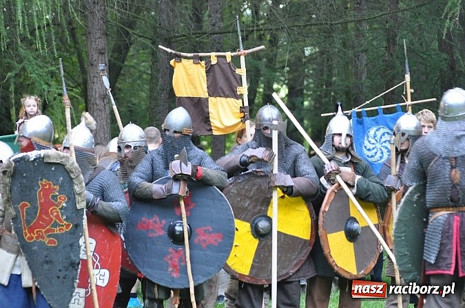 Zdjęcie w galerii na portalu naszraciborz.pl: Bitwa wojów zakończyła pierwszy dzień festiwalu średniowiecznego wiadomości z regionu