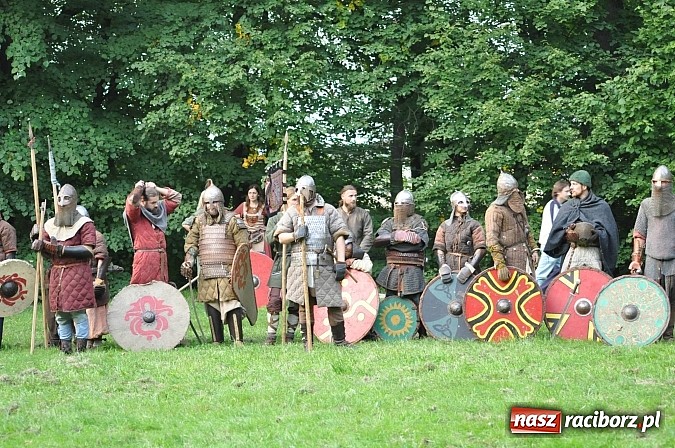 Zdjęcie w galerii na portalu naszraciborz.pl: Bitwa wojów zakończyła pierwszy dzień festiwalu średniowiecznego wiadomości z regionu