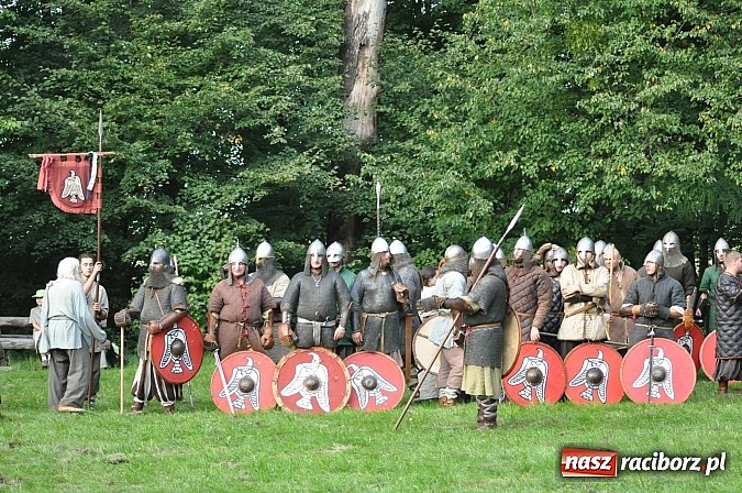 Zdjęcie w galerii na portalu naszraciborz.pl: Bitwa wojów zakończyła pierwszy dzień festiwalu średniowiecznego wiadomości z regionu