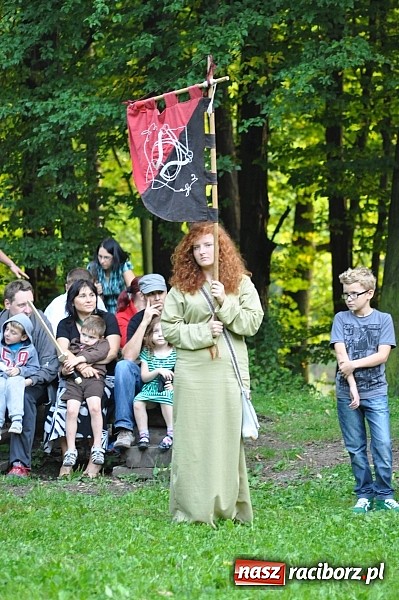 Zdjęcie w galerii na portalu naszraciborz.pl: Bitwa wojów zakończyła pierwszy dzień festiwalu średniowiecznego wiadomości z regionu